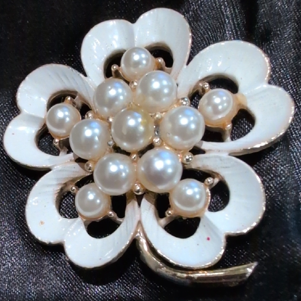 Elegant White Floral Pearl Brooch - Picture 2 of 8